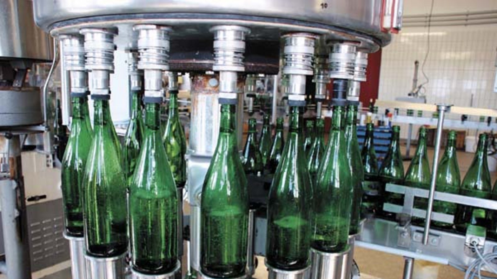 In Sekunden fließt der Wein in die Flaschen. Foto: Elsässer In Sekunden fließt der Wein in die Flaschen. Foto: Elsässer