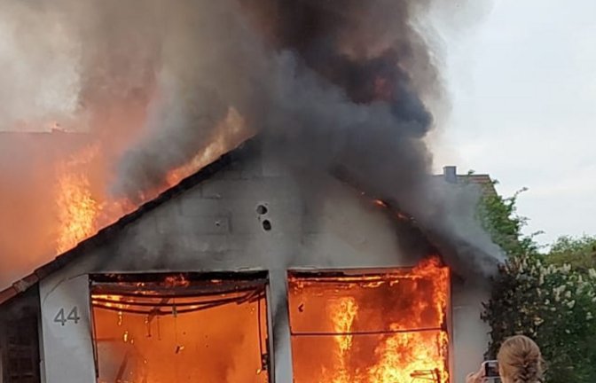 Die Flammen lodern in der Garage.