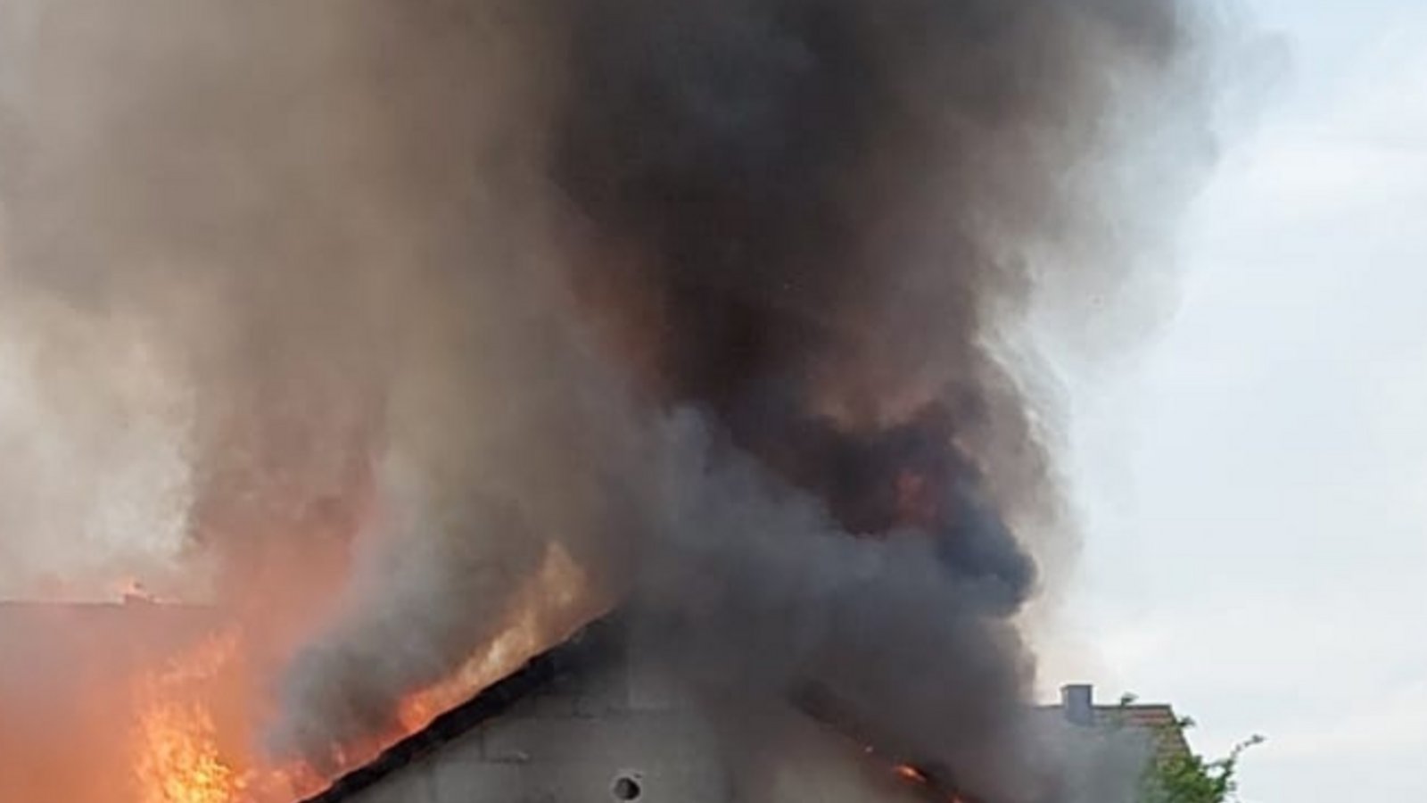 Die Flammen lodern in der Garage. Die Flammen lodern in der Garage.