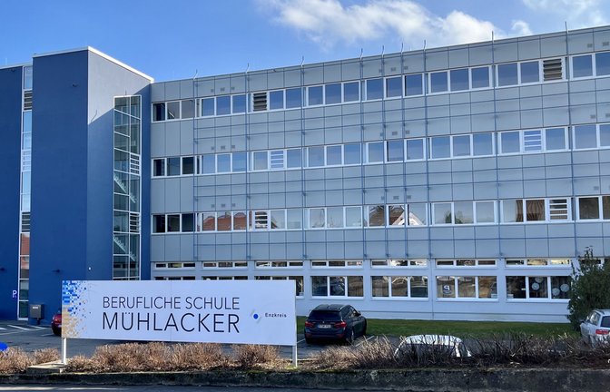 Lehrkräfte und Schüler der Beruflichen Schule Mühlacker stellen am Donnerstag (2. Februar) ab 18 Uhr das Wirtschaftsgymnasium, die kaufmännischen Berufskollegs I & II sowie das kaufmännische Berufskolleg Fremdsprachen vor. Der Abend richtet sich an Jugendliche und deren Eltern, die sich über das Wirtschaftsgymnasium und die Berufskollegs informieren möchten. Bei Interesse besteht die Möglichkeit, über das Sekretariat einen „Schnuppertag“ an der Schule zu vereinbaren. Anmeldeschluss für die Schularten ist der 1. März. Die Anmeldung erfolgt über das Online-Bewerbungsverfahren BewO unter www.schule-in-bw.de/bewo.  <span class='image-autor'>Foto: LE</span>