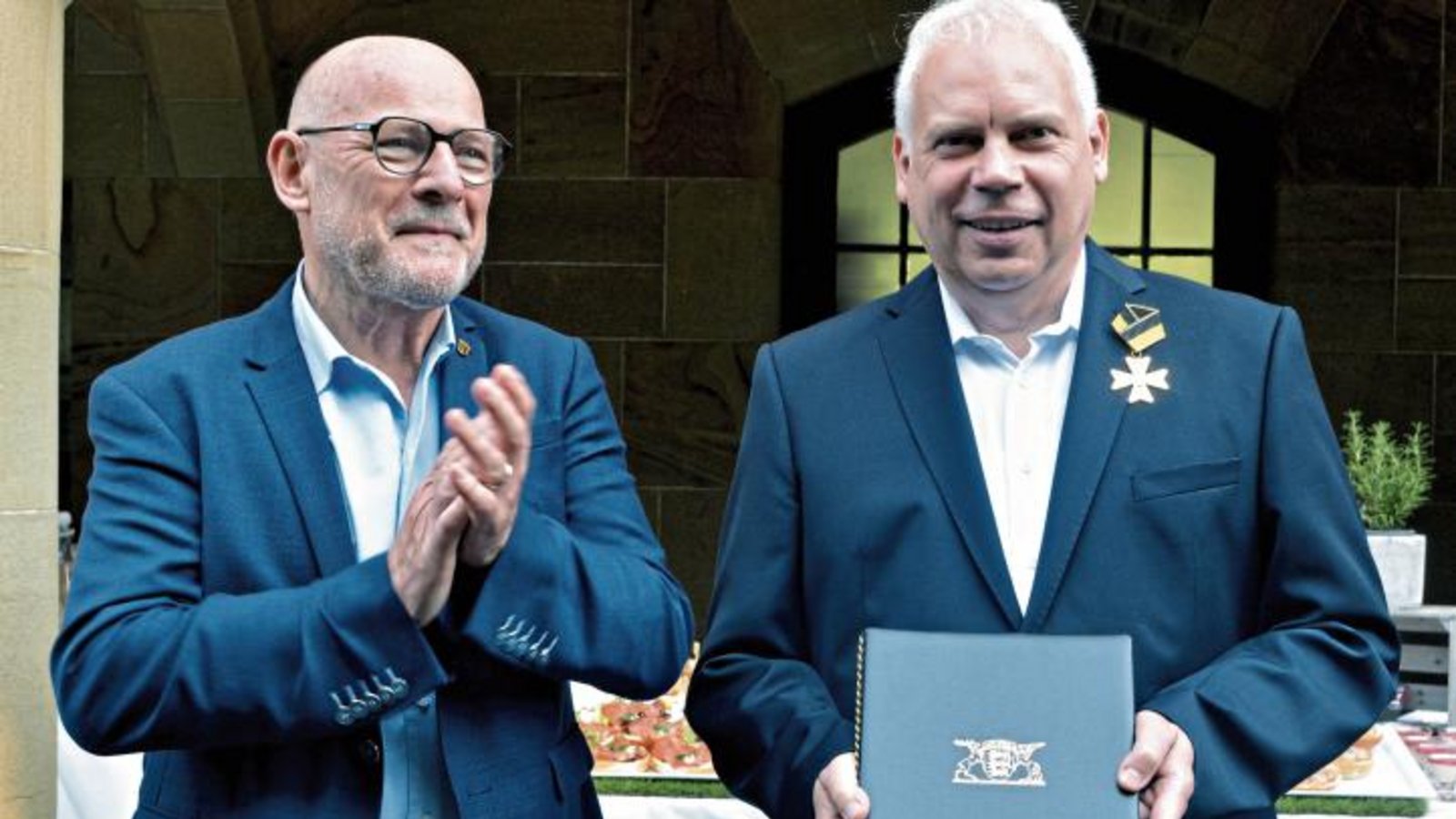 Applaus gab es von Minister Hermann für Verdienstordensträger Matthias Lieb. Foto: Stahlfeld Applaus gab es von Minister Hermann für Verdienstordensträger Matthias Lieb. Foto: Stahlfeld