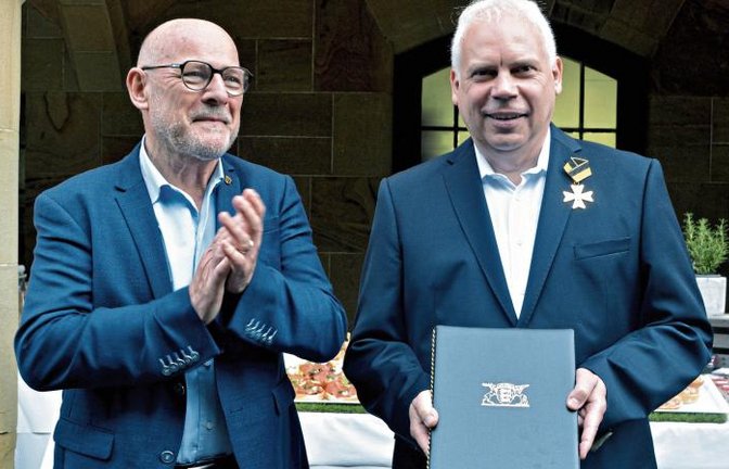 Applaus gab es von Minister Hermann für Verdienstordensträger Matthias Lieb.  Foto: Stahlfeld