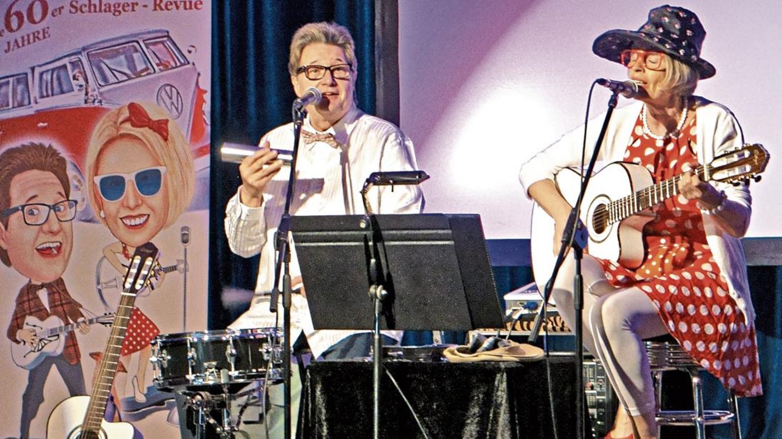 Gabriele und Alexander Russ nehmen das Publikum in der Schützinger Festhalle mit auf eine nostalgische Zeitreise.  Foto: p