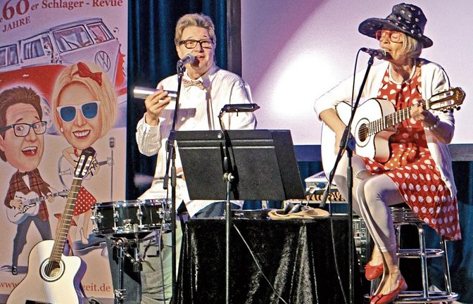 Gabriele und Alexander Russ nehmen das Publikum in der Schützinger Festhalle mit auf eine nostalgische Zeitreise.  Foto: p