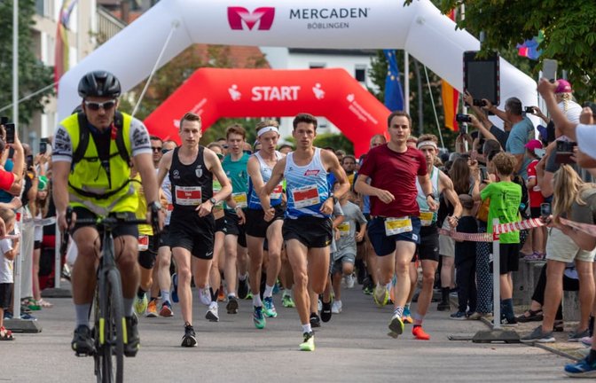 Tim Hofmann (erster Läufer v. li.) beim Böblinger Stadtlauf 2024.<span class='image-autor'>Wolfgang Frank</span>