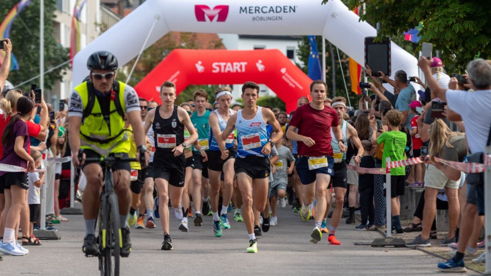 Tim Hofmann (erster Läufer v. li.) beim Böblinger Stadtlauf 2024.Wolfgang Frank Tim Hofmann (erster Läufer v. li.) beim Böblinger Stadtlauf 2024.Wolfgang Frank