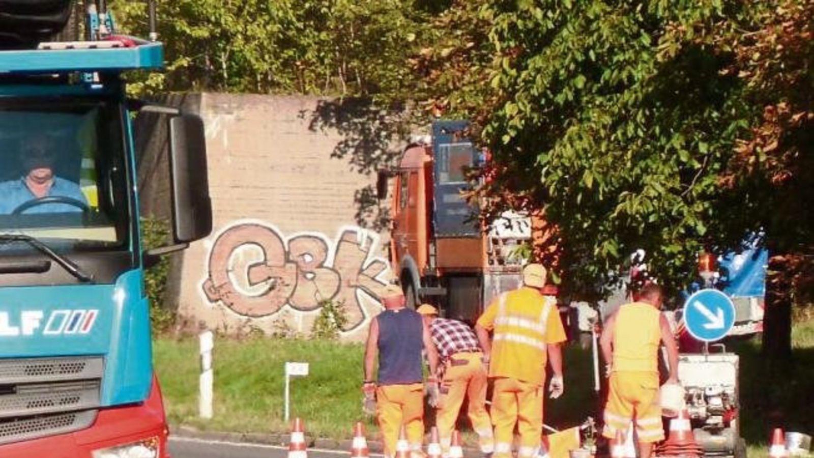 Wer auf der Straße schaffen muss, lebt gefährlich: Markierungsarbeiten auf der Enzweihinger Steige. Foto: Arning Wer auf der Straße schaffen muss, lebt gefährlich: Markierungsarbeiten auf der Enzweihinger Steige. Foto: Arning