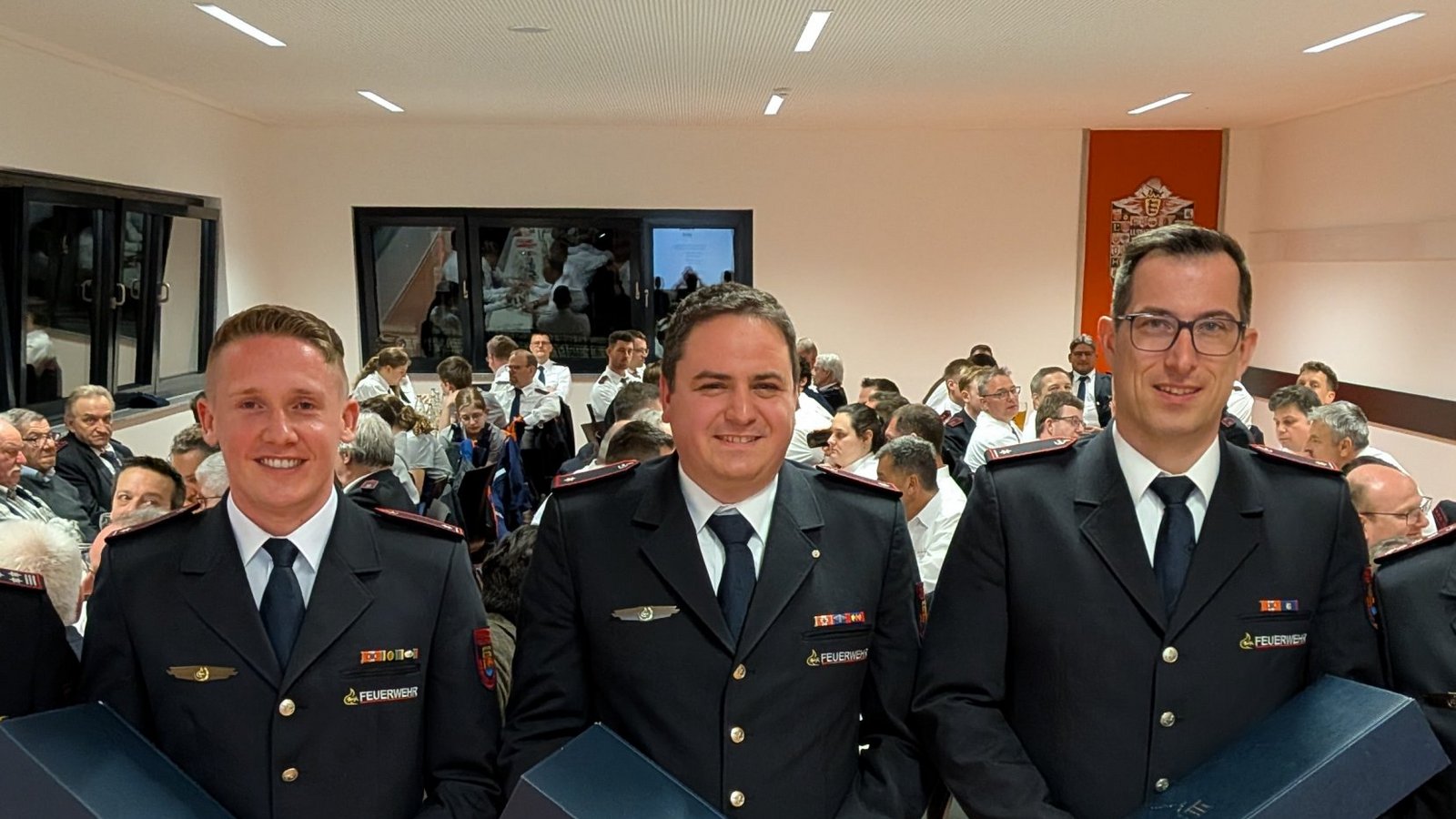 Gesamtkommandant Thomas Korz (links) überreichte der neuen Führungsriege (von links: Philipp Petzold, Reinhard Randoll, Matthias Wenz und Rafael Prellezo) ein Präsent. Foto: p Gesamtkommandant Thomas Korz (links) überreichte der neuen Führungsriege (von links: Philipp Petzold, Reinhard Randoll, Matthias Wenz und Rafael Prellezo) ein Präsent. Foto: p