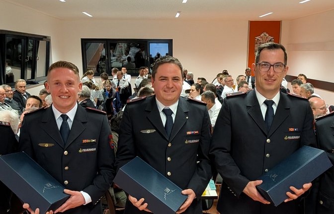 Gesamtkommandant Thomas Korz (links) überreichte der neuen Führungsriege (von links: Philipp Petzold, Reinhard Randoll, Matthias Wenz und Rafael Prellezo) ein Präsent.  <span class='image-autor'>Foto: p</span>