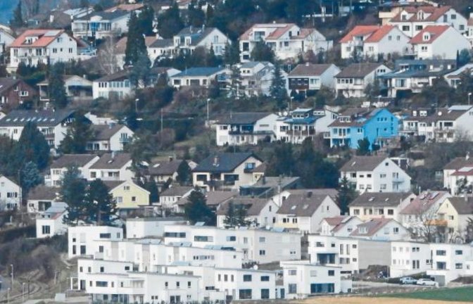 Gewöhnungsbedürftig: Häuser wie Bauklötzchen – manche nennen es auch mediterran – und eine blaue Fassade am Vaihinger Sonnenhang.  Foto: Arning