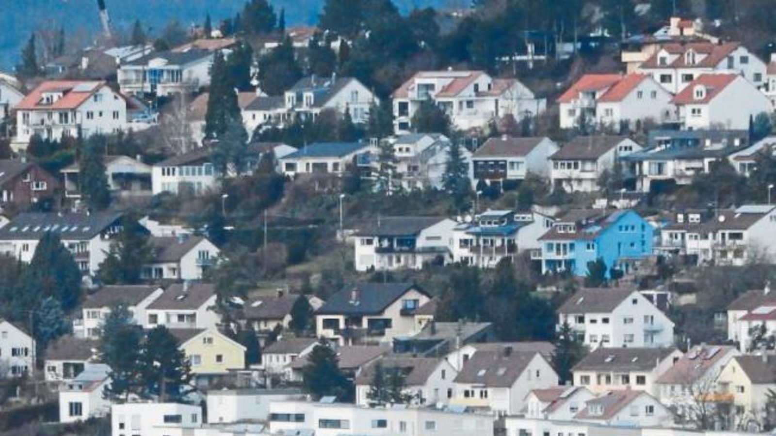 Gewöhnungsbedürftig: Häuser wie Bauklötzchen – manche nennen es auch mediterran – und eine blaue Fassade am Vaihinger Sonnenhang. Foto: Arning Gewöhnungsbedürftig: Häuser wie Bauklötzchen – manche nennen es auch mediterran – und eine blaue Fassade am Vaihinger Sonnenhang. Foto: Arning