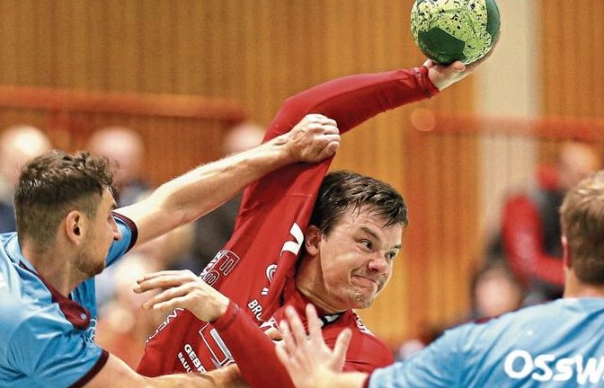 Wie oft der HC Metter-Enz (Mitte: Ralf Taubert) in seinem letzten Vorbereitungsspiel die Lücke finden wird, lässt sich heute ab 20 Uhr live in Sachsenheim beobachten. Foto: Küppers