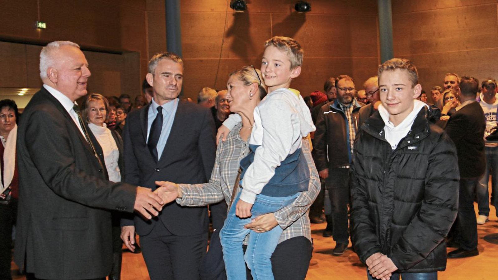 Horst Fiedler, Geburtstagskind und noch amtierender Bürgermeister, gratuliert Melanie Albrich, als feststeht, dass ihr Mann Holger (links von ihr) sein Nachfolger wird. Fotos: Rücker Horst Fiedler, Geburtstagskind und noch amtierender Bürgermeister, gratuliert Melanie Albrich, als feststeht, dass ihr Mann Holger (links von ihr) sein Nachfolger wird. Fotos: Rücker