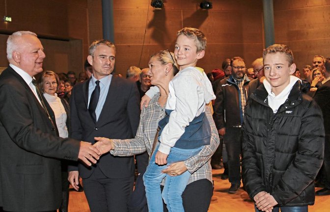 Horst Fiedler, Geburtstagskind und noch amtierender Bürgermeister, gratuliert Melanie Albrich, als feststeht, dass ihr Mann Holger (links von ihr) sein Nachfolger wird.  Fotos: Rücker