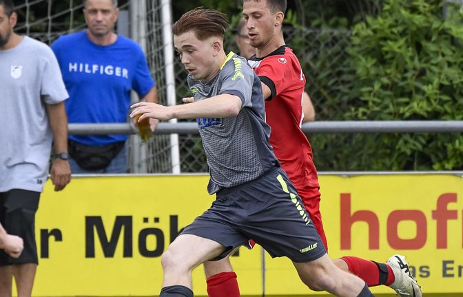 Elfmeterschütze Tyler Bärschneider (vorne) behauptet sich hier gegen Simeon Zampakos. Die SGM wird Letzter ihrer Vorrundengruppe. <span class='image-autor'>Foto: Leitner</span>