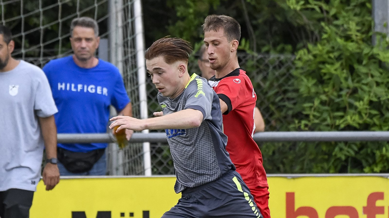Elfmeterschütze Tyler Bärschneider (vorne) behauptet sich hier gegen Simeon Zampakos. Die SGM wird Letzter ihrer Vorrundengruppe. Foto: Leitner Elfmeterschütze Tyler Bärschneider (vorne) behauptet sich hier gegen Simeon Zampakos. Die SGM wird Letzter ihrer Vorrundengruppe. Foto: Leitner