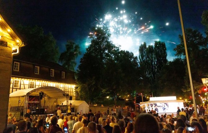Ein Feuerwerk oberhalb des Schlosses setzt den granzvollen Schlusspunkt hinter das Lichterfest.<span class='image-autor'>Stefanie Schlecht</span>