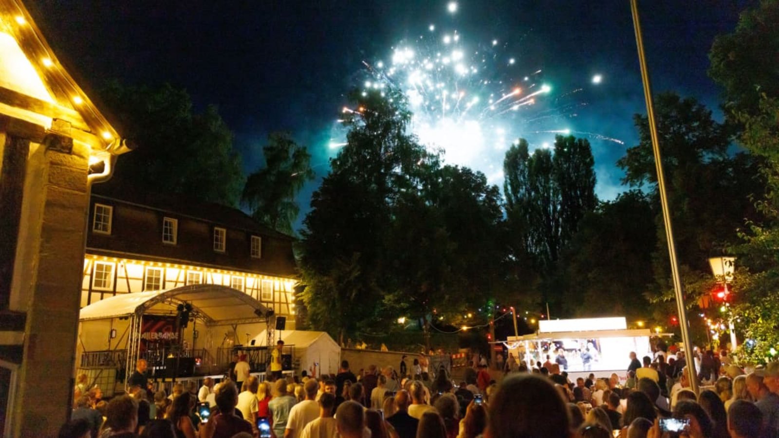 Ein Feuerwerk oberhalb des Schlosses setzt den granzvollen Schlusspunkt hinter das Lichterfest.Stefanie Schlecht