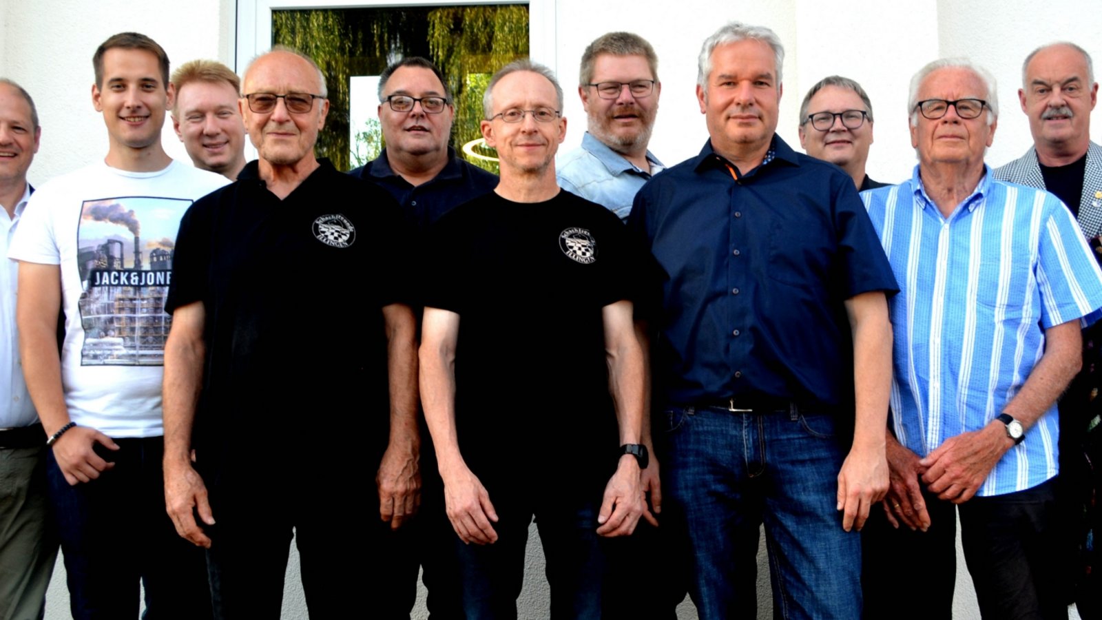 Die geehrten Mitglieder der Schachfreunde Illingen mit Bärbel Vorrink (rechts) und Dr. Christoph Mährlein (links). Foto: Stahlfeld Die geehrten Mitglieder der Schachfreunde Illingen mit Bärbel Vorrink (rechts) und Dr. Christoph Mährlein (links). Foto: Stahlfeld
