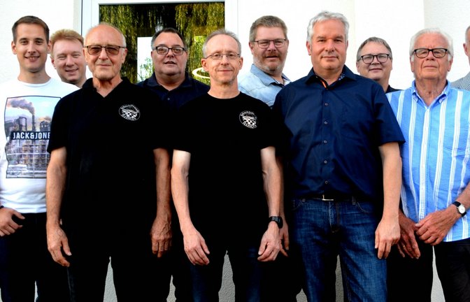 Die geehrten Mitglieder der Schachfreunde Illingen mit Bärbel Vorrink (rechts) und Dr. Christoph Mährlein (links). <span class='image-autor'>Foto: Stahlfeld</span>
