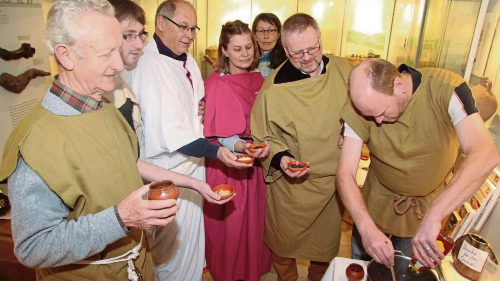 Winzer Tobias Stärk (rechts) setzt den antiken Würzwein mit Honig und Gewürzen an. Fotos: Gergen Winzer Tobias Stärk (rechts) setzt den antiken Würzwein mit Honig und Gewürzen an. Fotos: Gergen