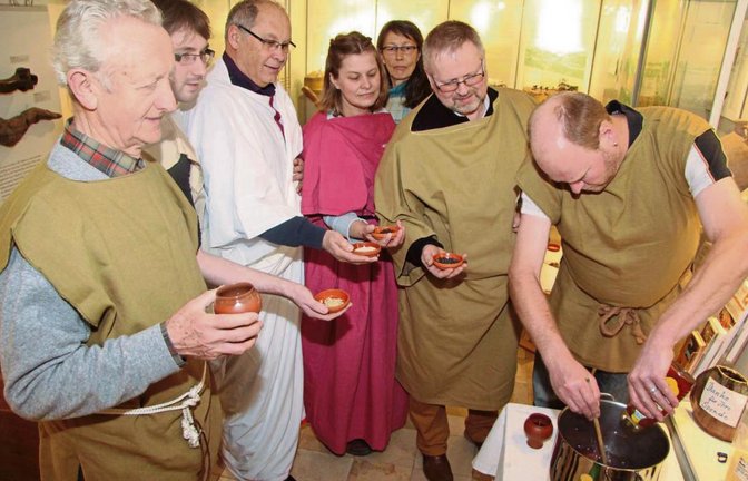 Winzer Tobias Stärk (rechts) setzt den antiken Würzwein mit Honig und Gewürzen an.  Fotos: Gergen