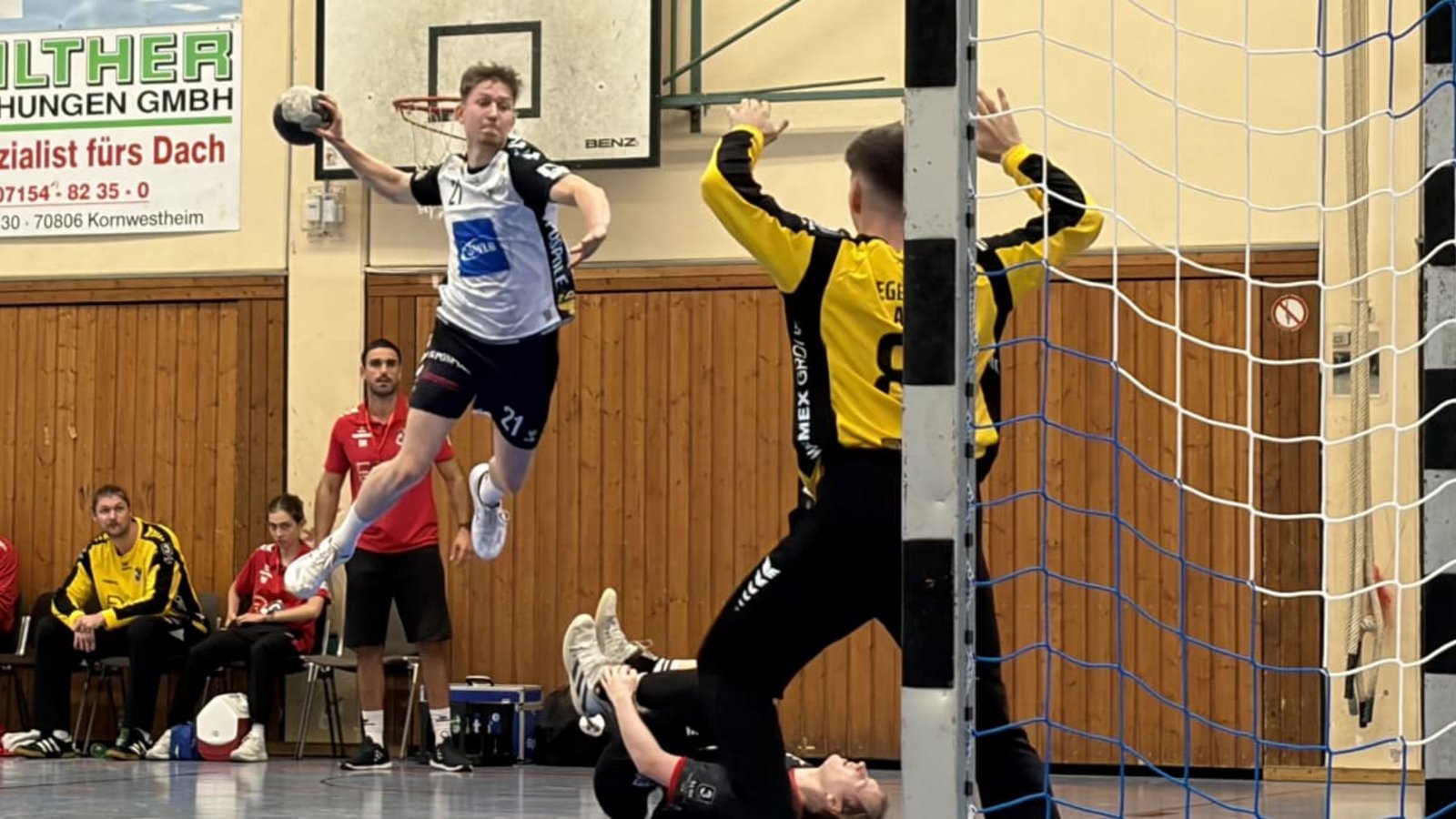 Nicht nur Marco Lantella hatte die Lufthoheit in der Halle Ost – nach einem Stotterstart hatten die Lurchis gegen die Adler die Partie im Griff. Foto: Melanie BürkleMelanie Bürkle Nicht nur Marco Lantella hatte die Lufthoheit in der Halle Ost – nach einem Stotterstart hatten die Lurchis gegen die Adler die Partie im Griff. Foto: Melanie BürkleMelanie Bürkle