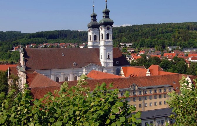Zwiefalten am Südabhang der Schwäbischen Alb legt vom kommenden Jahr seine Finanzverwaltung mit anderen Kommunen zusammen. Die Klosterkirche bietet einen geeignete Rahmen für Fürbitten zum guten Gelingen.<span class='image-autor'>Stefan Puchner dpa</span>
