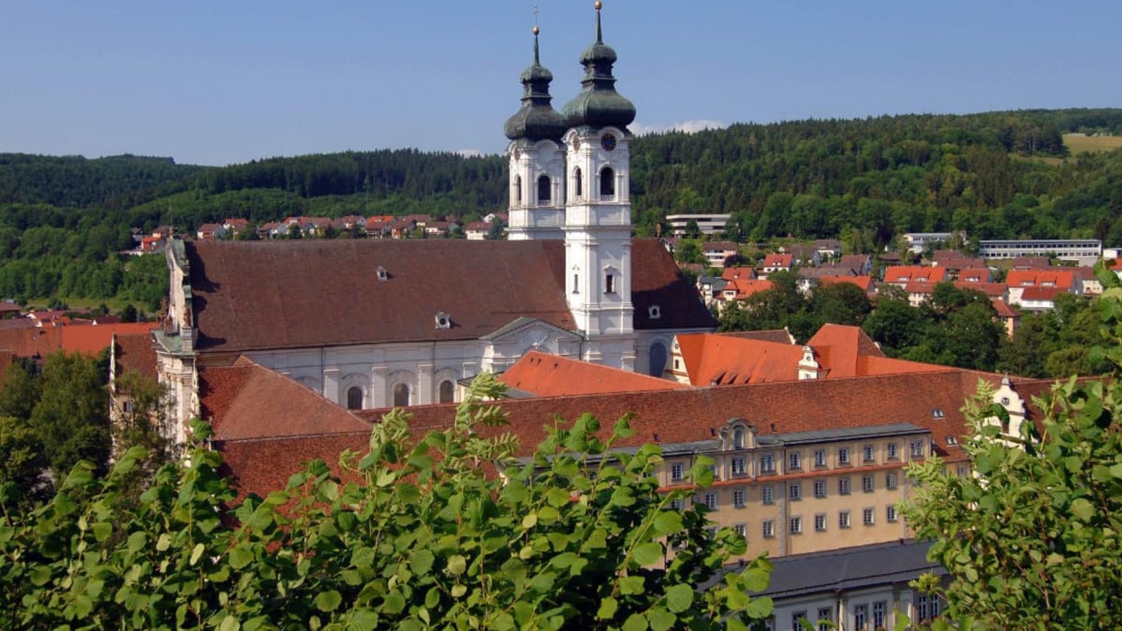 Zwiefalten am Südabhang der Schwäbischen Alb legt vom kommenden Jahr seine Finanzverwaltung mit anderen Kommunen zusammen. Die Klosterkirche bietet einen geeignete Rahmen für Fürbitten zum guten Gelingen.Stefan Puchner dpa