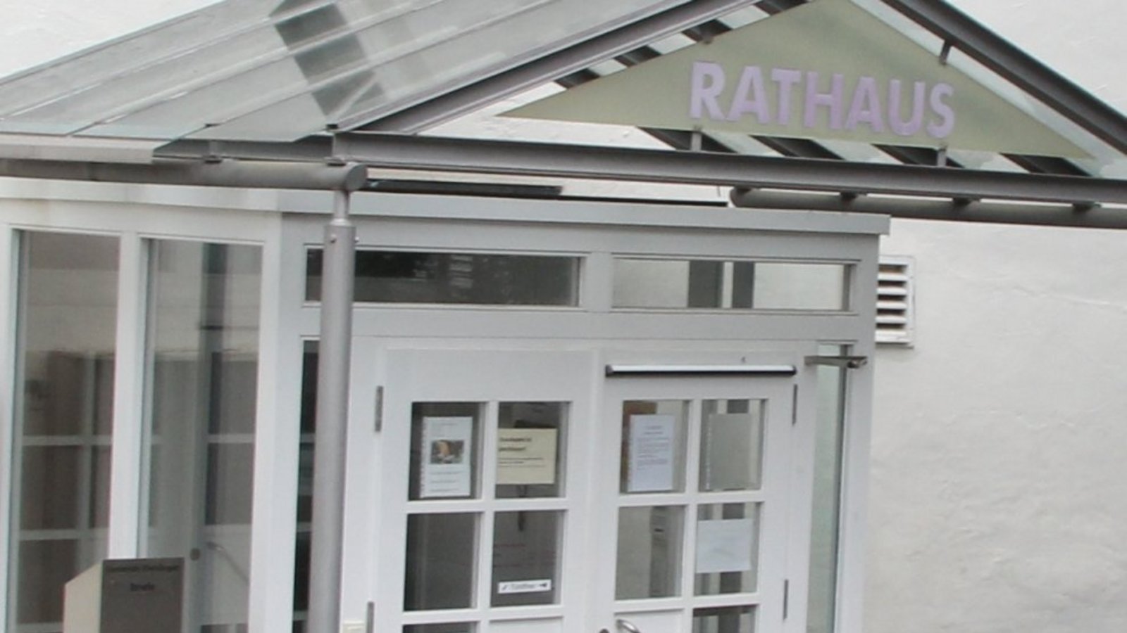 Die Tür am Eberdinger Rathaus ist mit einem elektrischen Türöffner versehen. Dieser versagte wohl am 13. November kurzzeitig seinen Dienst. Archivfoto: VKZ/Banholzer Die Tür am Eberdinger Rathaus ist mit einem elektrischen Türöffner versehen. Dieser versagte wohl am 13. November kurzzeitig seinen Dienst. Archivfoto: VKZ/Banholzer