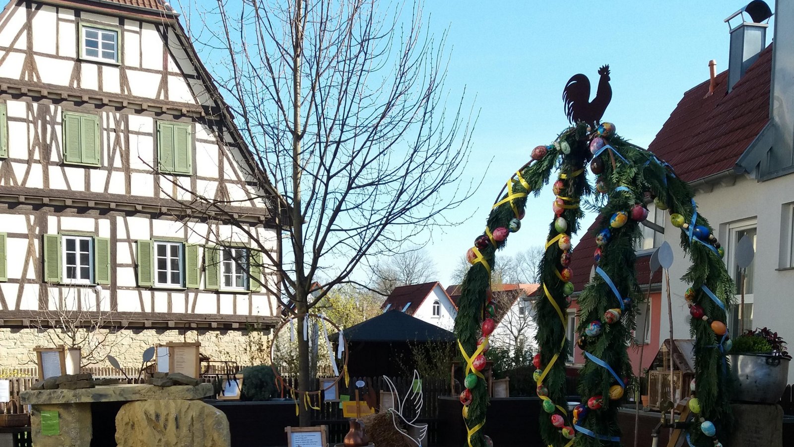 Seit Palmsonntag lädt der Ostergarten in Großsachsenheim wieder ein, sich auf die Suche nach Ostern zu machen. An zahlreichen Stationen wird die Leidensgeschichte und die Auferstehung Jesu bildlich dargestellt, der Besucher zum Mitmachen animiert und dazu angeregt, sich selbst mit in das Geschehen vor 2000 Jahren mit hineinnehmen zu lassen. Konfirmanden der Kirchengemeinde haben zusammen mit Diakonin Andrea Renk den Ostergarten gestaltet. Neu ist in diesem Jahr der „Friedenstisch“. Hier können die Besucher gerne Platz nehmen und auch eine mitgebrachte Vesper einnehmen. Der Ostergarten in der Oberen Straße 31 neben dem Gemeindehaus ist noch bis zum 24. April täglich von 9 bis 20 Uhr geöffnet. Der Eintritt ist frei. Weitere Informationen gerne bei Diakonin Andrea Renk, Telefon 0 71 47 / 51 05. Foto: p Seit Palmsonntag lädt der Ostergarten in Großsachsenheim wieder ein, sich auf die Suche nach Ostern zu machen. An zahlreichen Stationen wird die Leidensgeschichte und die Auferstehung Jesu bildlich dargestellt, der Besucher zum Mitmachen animiert und dazu angeregt, sich selbst mit in das Geschehen vor 2000 Jahren mit hineinnehmen zu lassen. Konfirmanden der Kirchengemeinde haben zusammen mit Diakonin Andrea Renk den Ostergarten gestaltet. Neu ist in diesem Jahr der „Friedenstisch“. Hier können die Besucher gerne Platz nehmen und auch eine mitgebrachte Vesper einnehmen. Der Ostergarten in der Oberen Straße 31 neben dem Gemeindehaus ist noch bis zum 24. April täglich von 9 bis 20 Uhr geöffnet. Der Eintritt ist frei. Weitere Informationen gerne bei Diakonin Andrea Renk, Telefon 0 71 47 / 51 05. Foto: p
