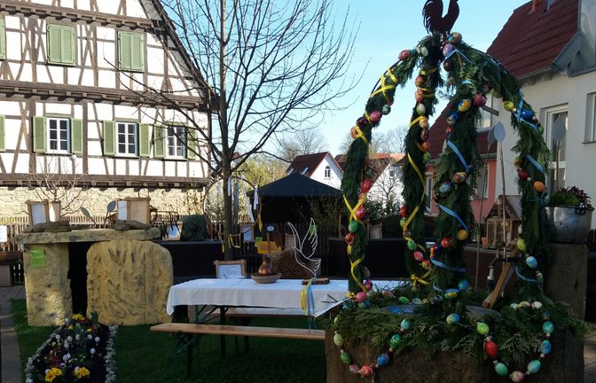 Seit Palmsonntag lädt der Ostergarten in Großsachsenheim wieder ein, sich auf die Suche nach Ostern zu machen. An zahlreichen Stationen wird die Leidensgeschichte und die Auferstehung Jesu bildlich dargestellt, der Besucher zum Mitmachen animiert und dazu angeregt, sich selbst mit in das Geschehen vor 2000 Jahren mit hineinnehmen zu lassen. Konfirmanden der Kirchengemeinde haben zusammen mit Diakonin Andrea Renk den Ostergarten gestaltet. Neu ist in diesem Jahr der „Friedenstisch“. Hier können die Besucher gerne Platz nehmen und auch eine mitgebrachte Vesper einnehmen. Der Ostergarten in der Oberen Straße 31 neben dem Gemeindehaus ist noch bis zum 24. April täglich von 9 bis 20 Uhr geöffnet. Der Eintritt ist frei. Weitere Informationen gerne bei Diakonin Andrea Renk, Telefon 0 71 47 / 51 05. <span class='image-autor'>Foto: p</span>
