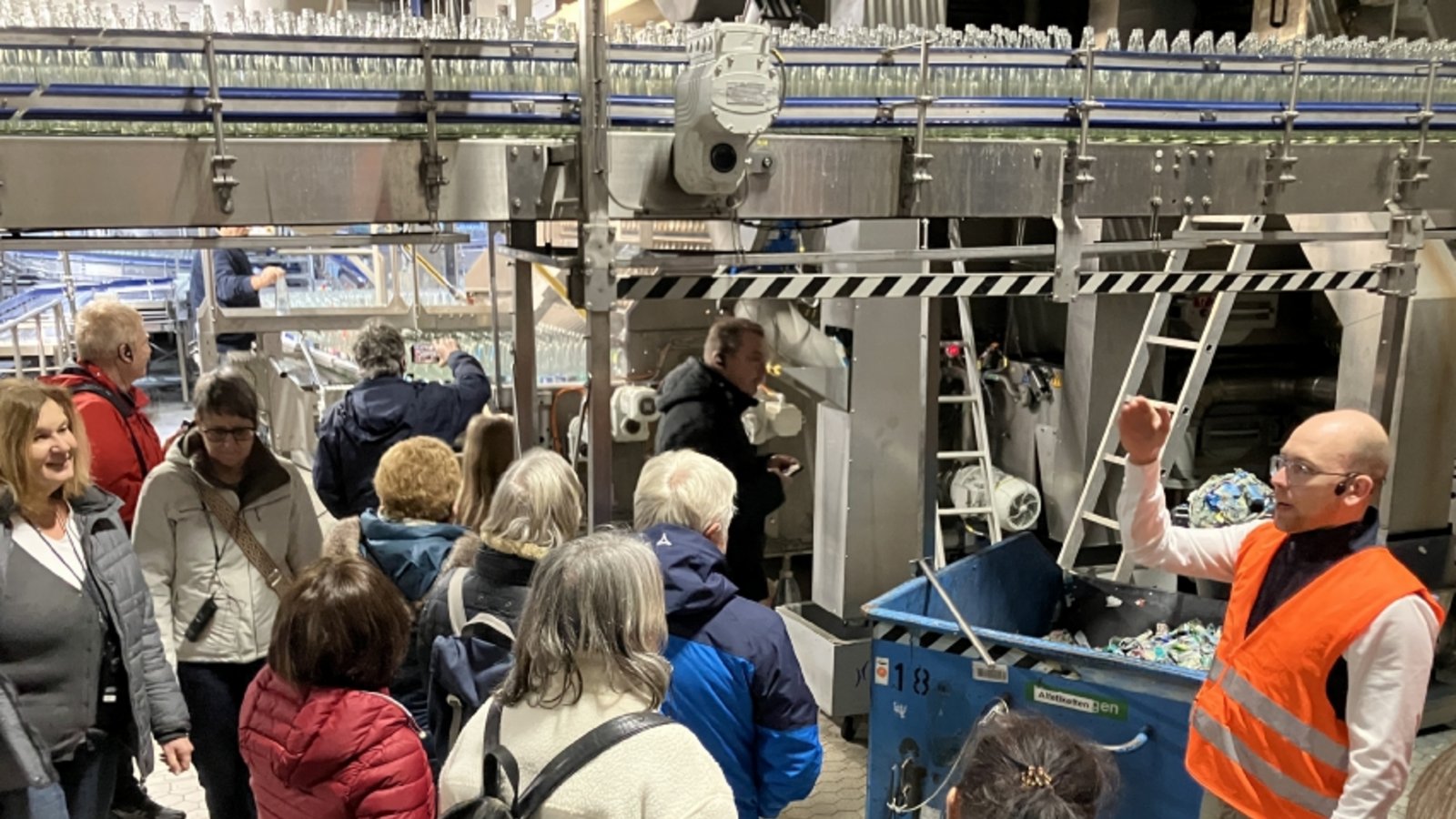 Johannes Fritz (mit Warnweste) führt die Gäste durch den Betrieb. Foto: p Johannes Fritz (mit Warnweste) führt die Gäste durch den Betrieb. Foto: p