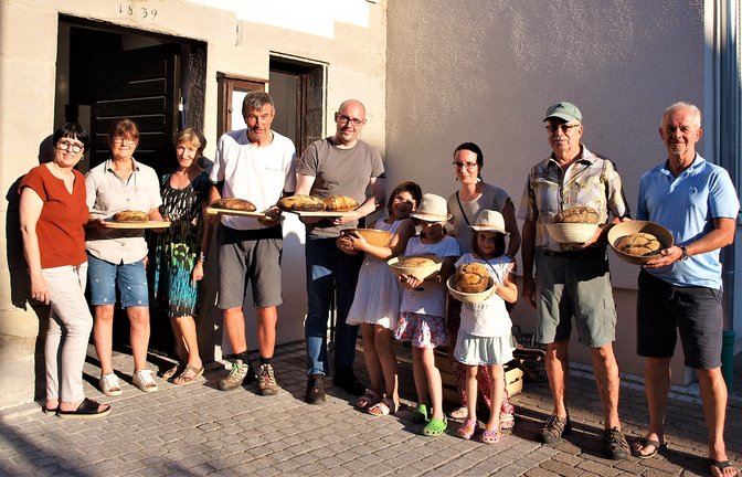 Nach 50 Minuten freuten sich die Backhausfreunde über ihre wunderbar duftenden Brote.  <span class='image-autor'>Foto: Filitz</span>