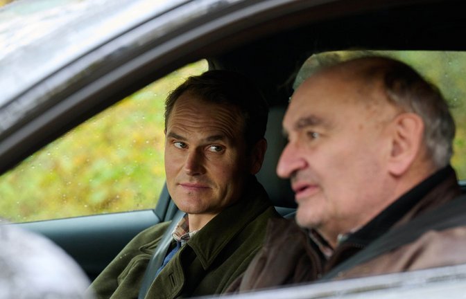 Ein wortkarter, grantiger Fahrer (Sigi Zimmerschied) ist als Figur nicht sehr unterhaltsam, dass stellt auch Voss (Fabian Hinrichs) schnell fest.<span class='image-autor'>Foto: BR//Bernd Schuller</span>