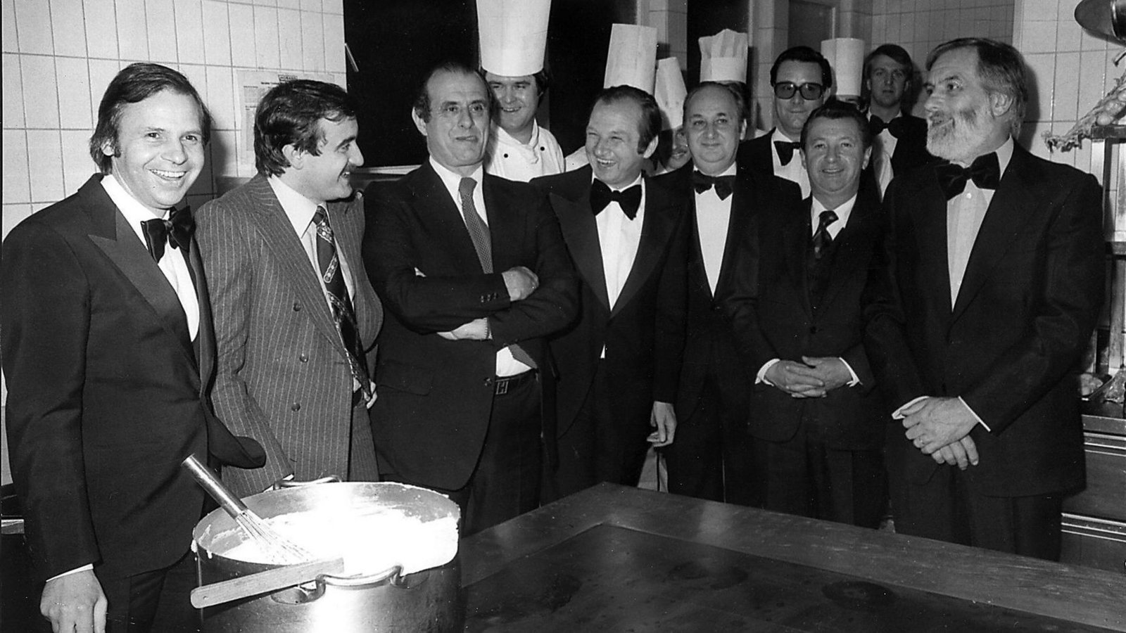 Die kulinarische Prominenz bei der Eröffnung der Schwarzwaldstube 1977. Erste Reihe von links nach rechts: Eckart Witzigmann, Franz Keller jr., Paul Bocuse †, Willi Finkbeiner †, Paul Haeberlin †, François Bise †, Jean Troisgros †. Zweite Reihe von links nach rechts: Wolfgang Staudenmaier (1. Küchenchef der Schwarzwaldstube), Erdmann Degler † (damals Direktor der TT), Heiner Finkbeiner. † = verstorben Foto: Traube TonbachFoto: Archiv Traube Tonbach
