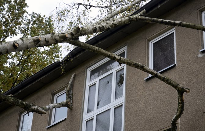 Sturm, Hagel, Hochwasser: Wer zahlt bei Wetterschäden? Erfahren Sie, welche Versicherung für Schäden an Haus, Auto oder Einrichtung aufkommt - und wann nicht.<span class='image-autor'>Foto: Mickis-Fotowelt / Shutterstock.com</span>