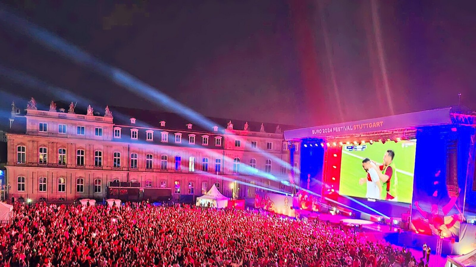 Beim letzten Gruppenspiel der Türkei griff ein Mann drei Zuschauer in der Fanzone auf dem Schlossplatz unvermittelt an.Foto: red/b