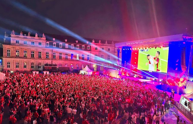 Beim letzten Gruppenspiel der Türkei griff ein Mann drei Zuschauer in der Fanzone auf dem Schlossplatz unvermittelt an.<span class='image-autor'>Foto: red/b</span>