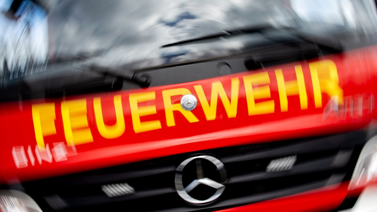 Die Feuerwehr in Karlsruhe rückte zu dem Brand aus. (Symbolbild)Foto: dpa/Hauke-Christian Dittrich Die Feuerwehr in Karlsruhe rückte zu dem Brand aus. (Symbolbild)Foto: dpa/Hauke-Christian Dittrich