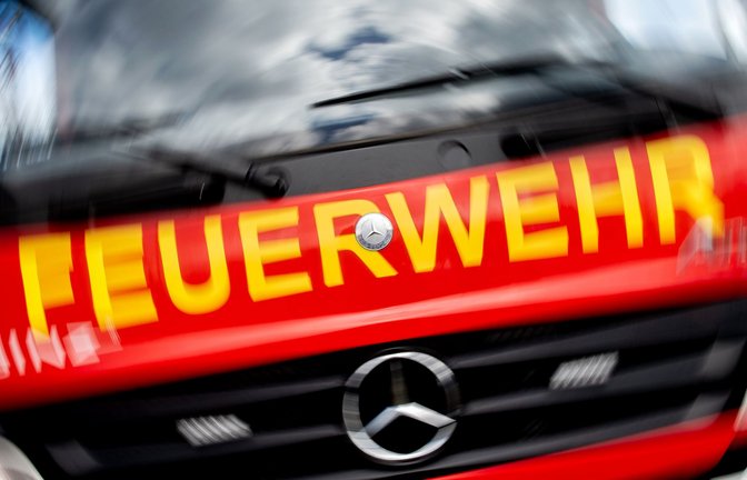 Die Feuerwehr in Karlsruhe rückte zu dem Brand aus. (Symbolbild)<span class='image-autor'>Foto: dpa/Hauke-Christian Dittrich</span>