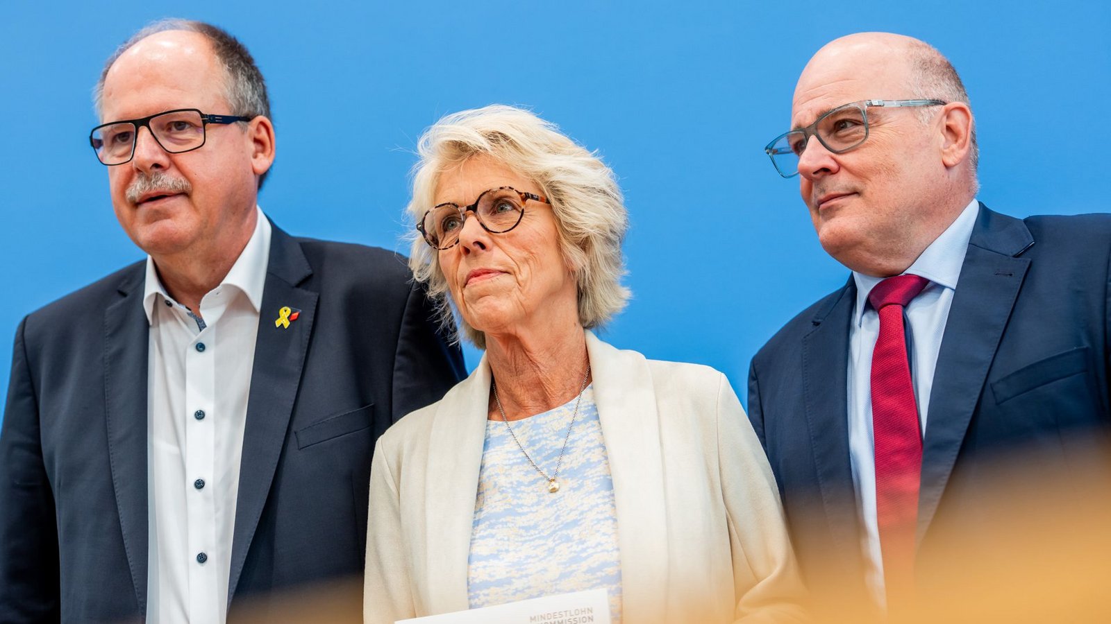 Schulterschluss bei der Präsentation des Abschlussberichts: Stefan Körzell (Deutscher Gewerkschaftsbund, DGB), Christiane Schönefeld (Kommissionsvorsitzende) und Steffen Kampeter (Bundesvereinigung der Arbeitgeber, BDA).Foto: Michael Kappeler/dpa