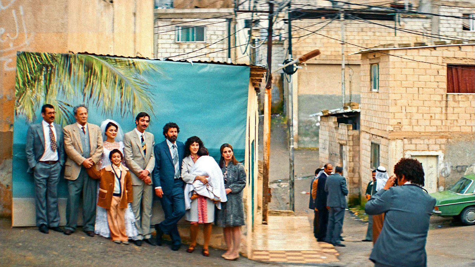 Glücks-Moment vor künstlicher Palmen-Kulisse: Szene aus „Im Schatten des Orangenbaums“Foto: X Film Verleih Glücks-Moment vor künstlicher Palmen-Kulisse: Szene aus „Im Schatten des Orangenbaums“Foto: X Film Verleih