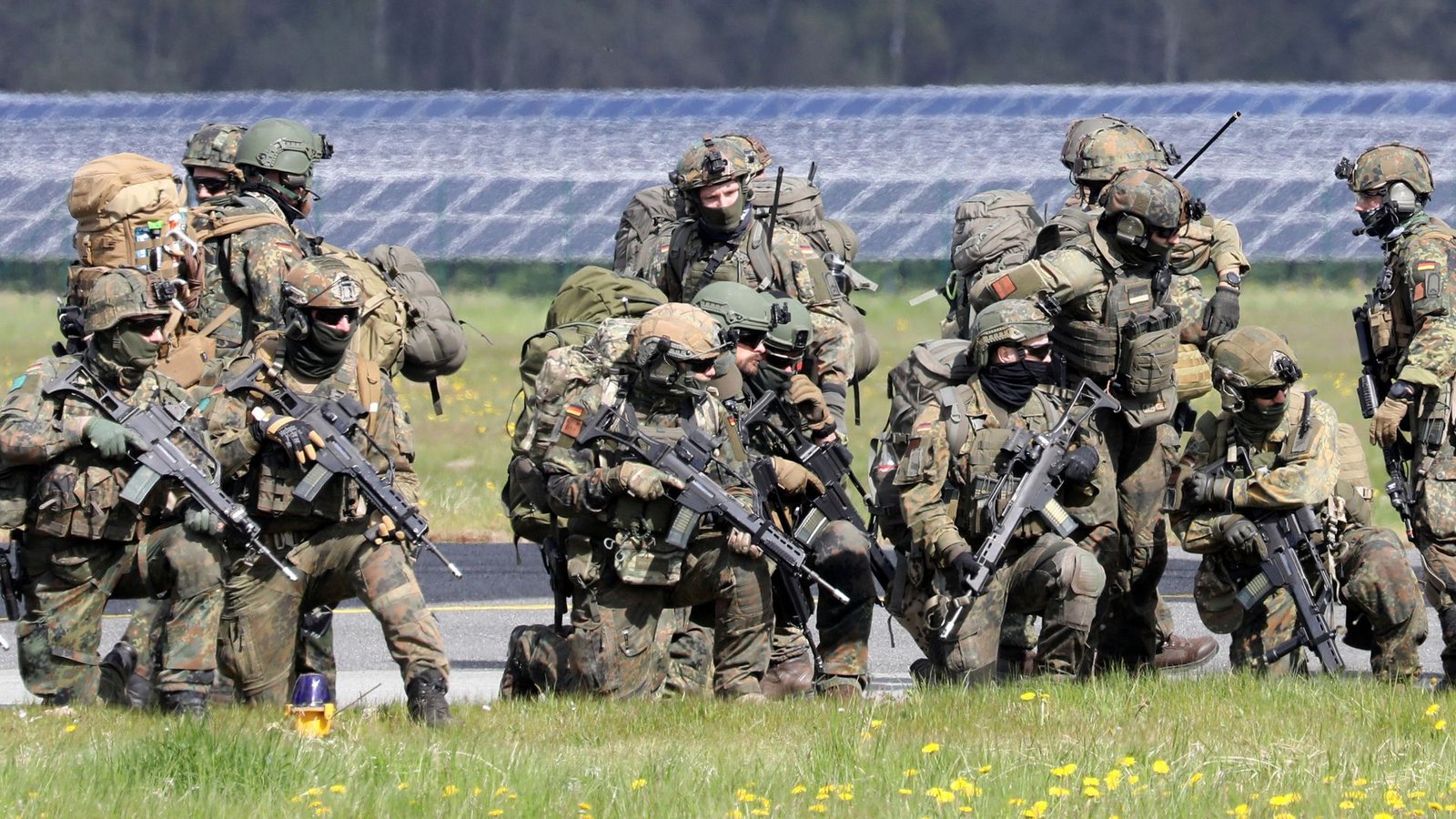 Bundeswehrsoldaten bei einer ÜbungFoto: dpa/Bernd Wüstneck Bundeswehrsoldaten bei einer ÜbungFoto: dpa/Bernd Wüstneck