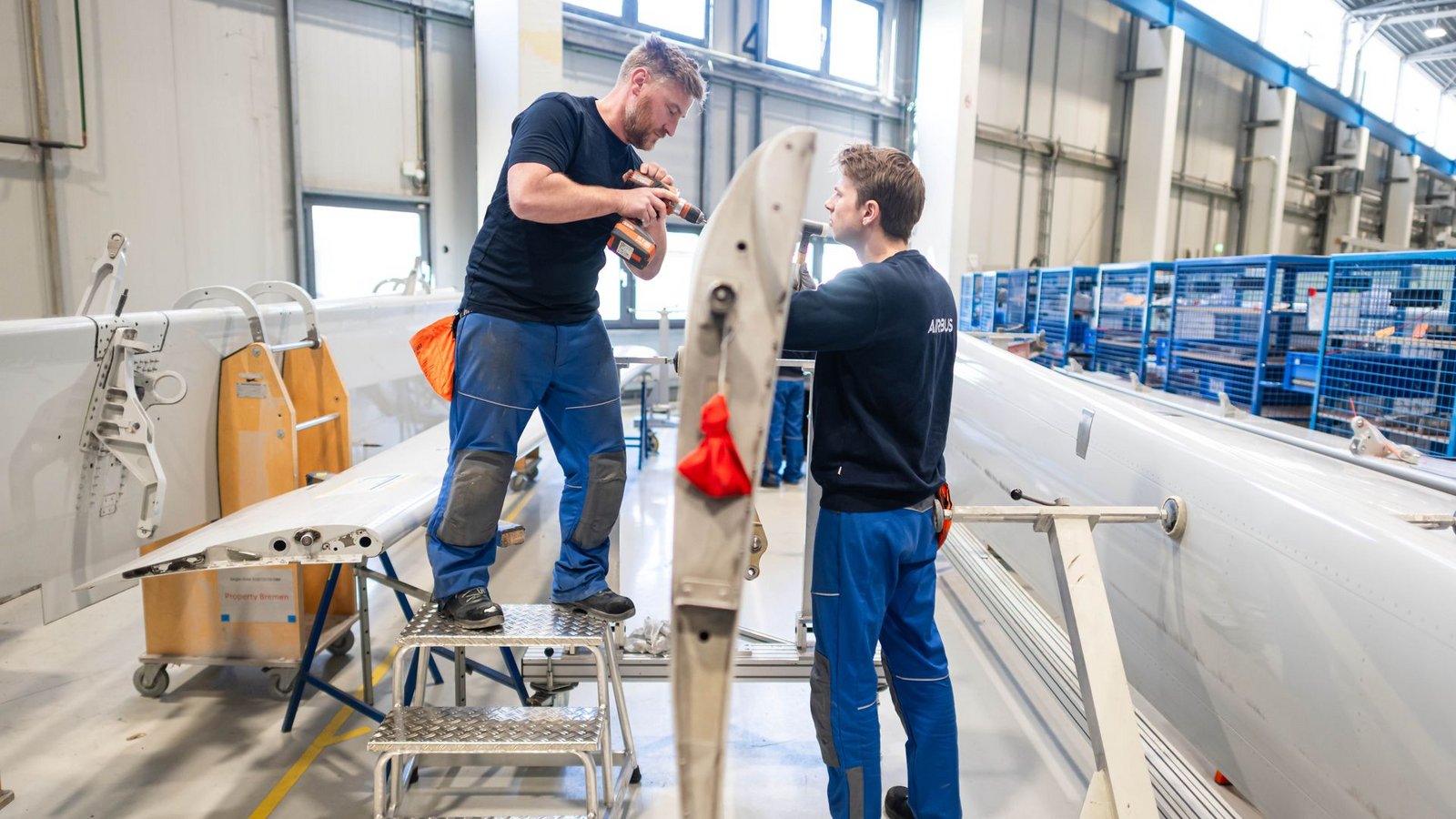 Die Mitarbeitenden können mehr als 1.200 Teile reparieren.Foto: Sina Schuldt/dpa