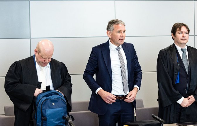 Björn Höcke zwischen zwei seiner drei Anwälte.<span class='image-autor'>Foto: dpa/Jens Schlueter</span>