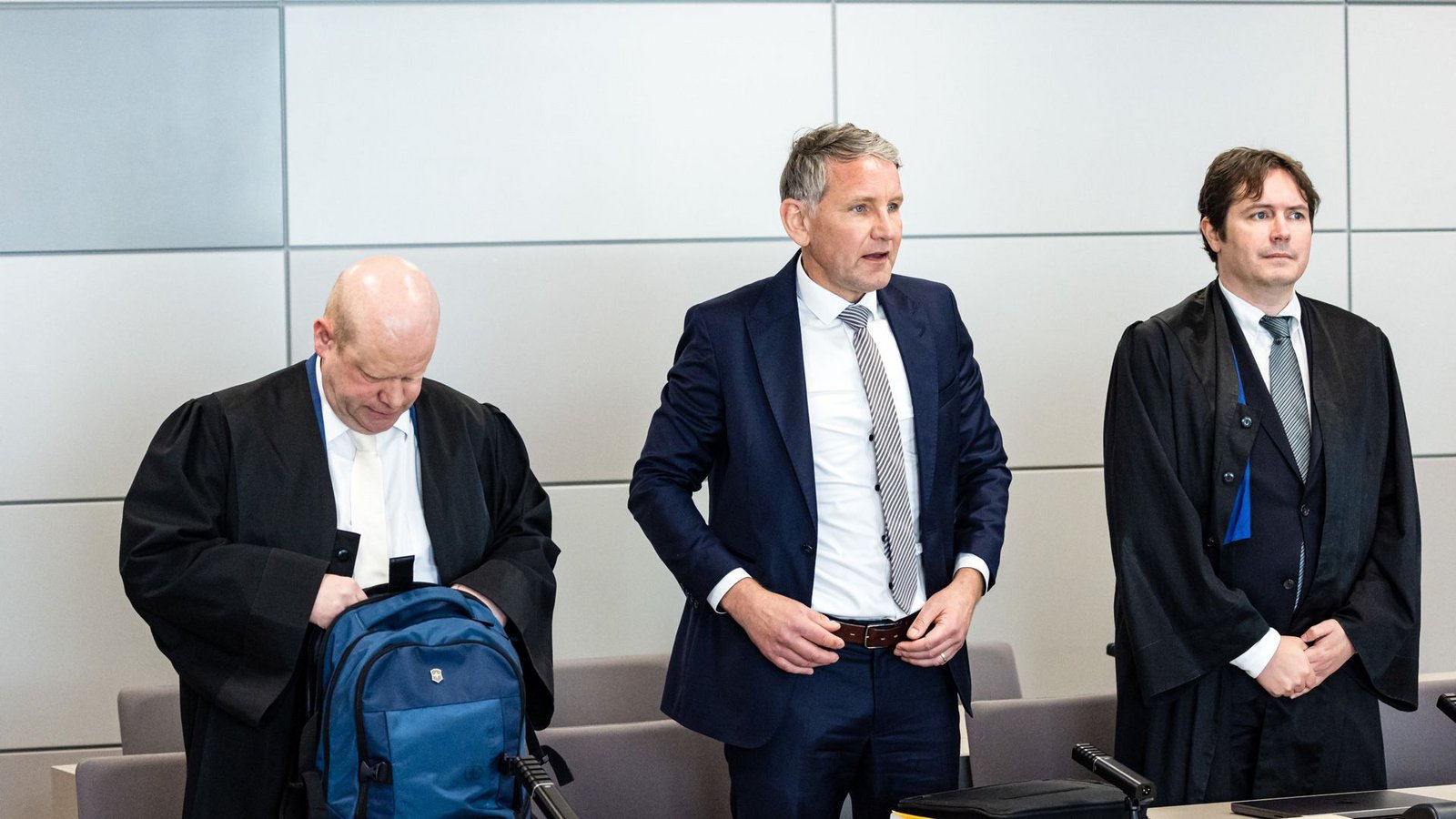 Björn Höcke zwischen zwei seiner drei Anwälte.Foto: dpa/Jens Schlueter Björn Höcke zwischen zwei seiner drei Anwälte.Foto: dpa/Jens Schlueter