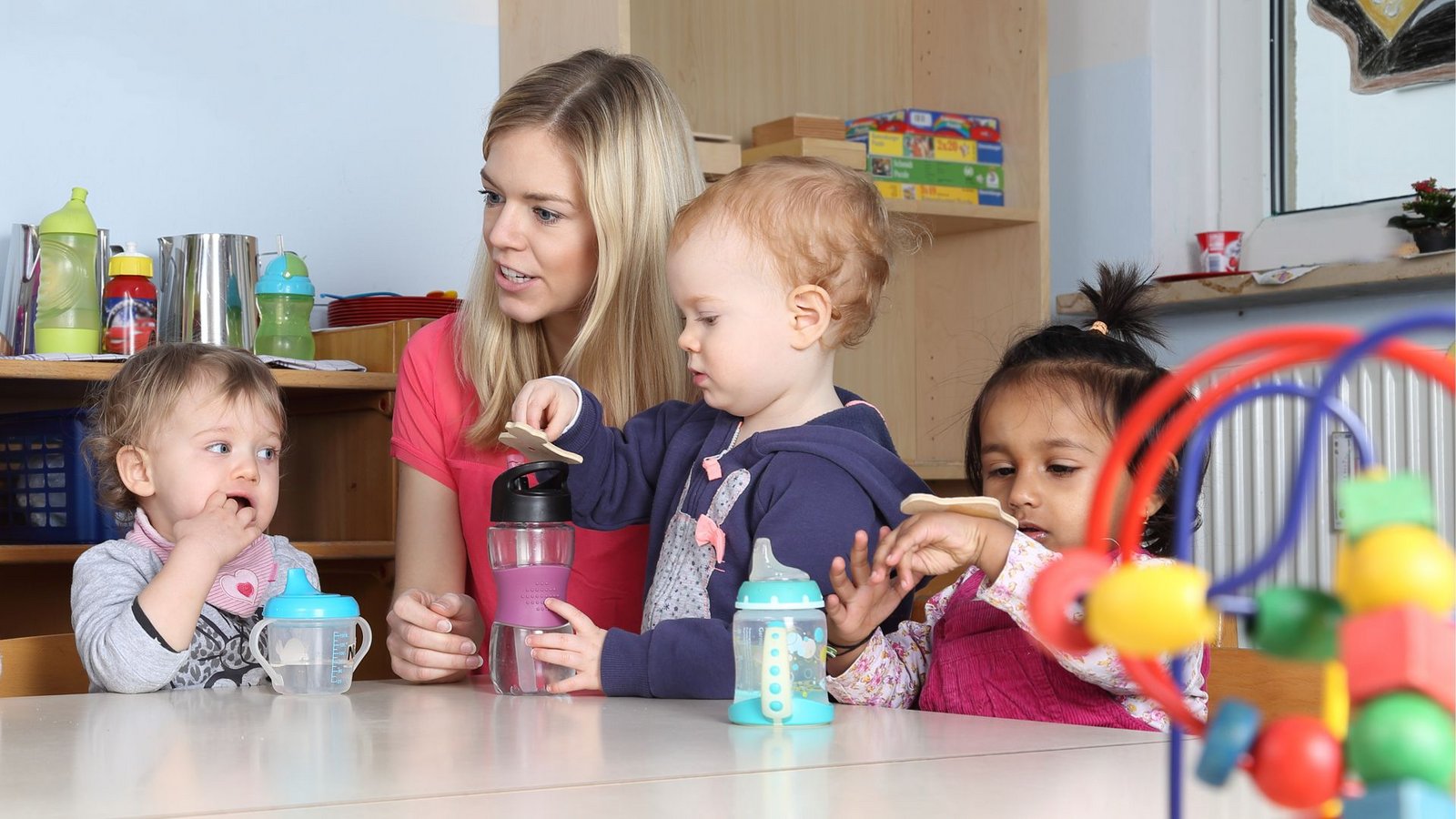 Dürfen auch in der Krippe nicht fehlen: die TrinkflaschenFoto: RioPatuca Images - stock.adobe.com