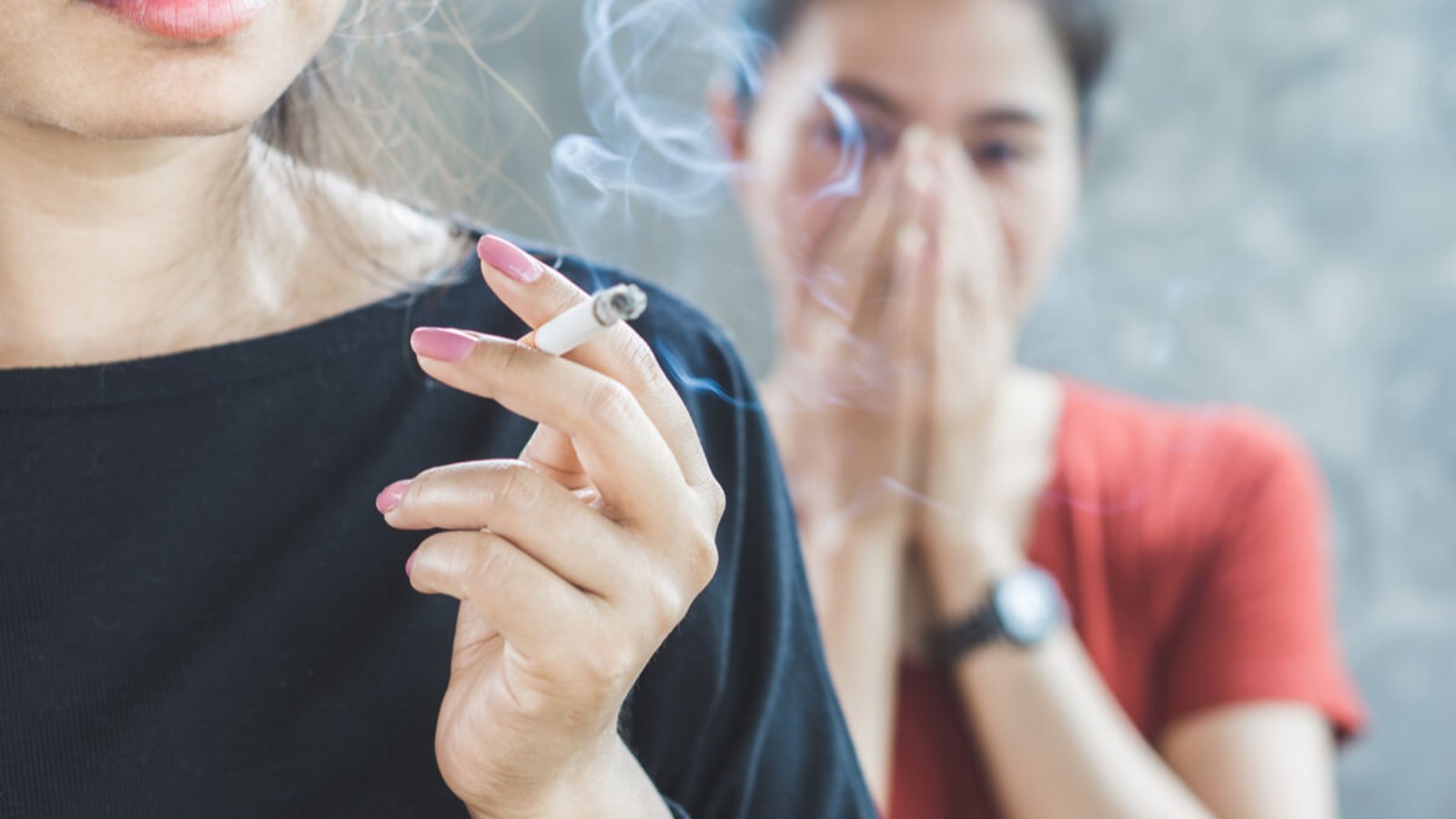 Wir verraten Ihnen 7 Tipps, wie Sie unangenehmen Rauchgeruch aus der Wohnung, dem Auto oder aus der Kleidung entfernen.Foto: Doucefleur / Shutterstock.com
