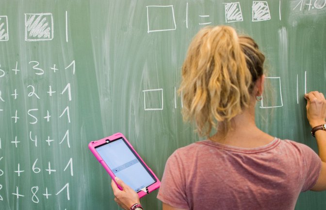 Unterrichten mit  Laptop und an der Tafel soll in den Schulen  noch selbstverständlicher werden.<span class='image-autor'>Foto: dpa/Julian Stratenschulte</span>